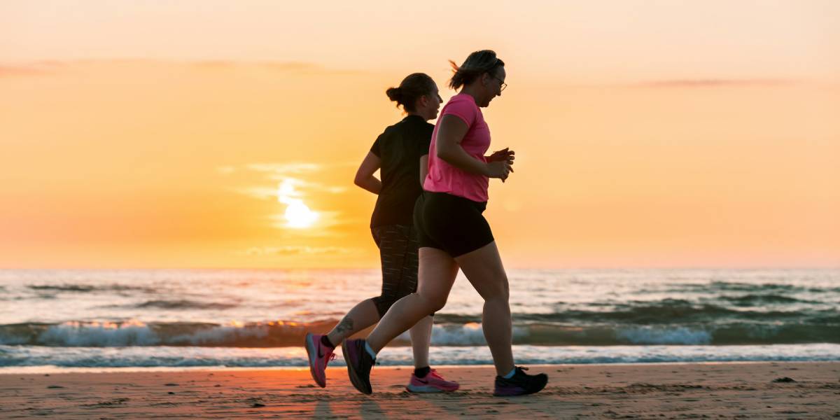 Footing au coucher du soleil sur une plage